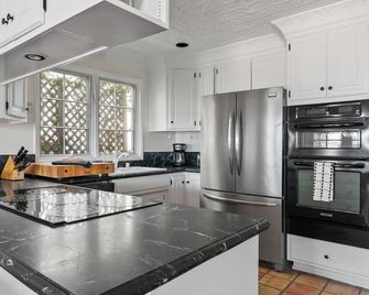 Oceanfront Home Walk to Balboa Pier + Scenic Views Balboa Peninsula Point by Avantstay - Newport Beach - Kitchen