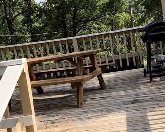 Lake View Cabin 2 beds 1 bath sleeps 5 15 miles from Eufaula. - Eufaula - Balcony