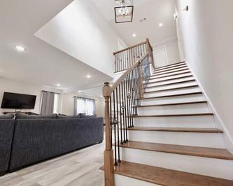 Brand New Listing - Northside Cottage - Hendersonville - Escaleras