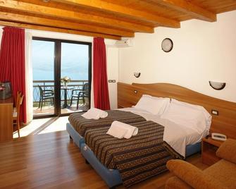 Hotel Village Bazzanega - Pieve di Tremosine - Camera da letto