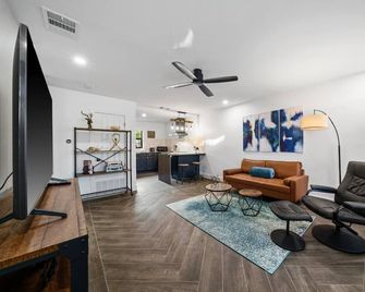Close to Downtown! Beautiful Kitchen, 2bd, 1bath - dog friendly - Kerrville - Soggiorno