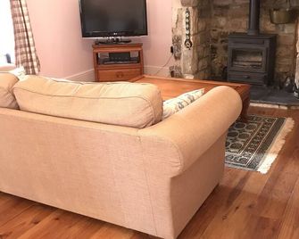 A Charming Converted Millers Cottage Situated Close To Budle Bay & Bamburgh - Belford - Wohnzimmer