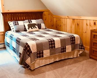 HOT TUB! Close to Sugarloaf! Outdoor Paradise! Pac-Man!! Fall hiking and biking! - Carrabassett Valley - Bedroom