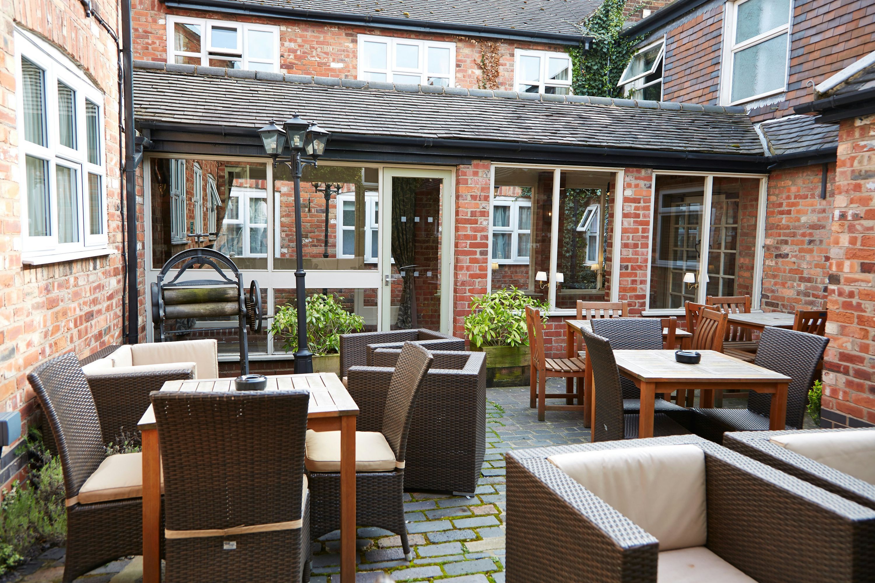 Millers Hotel by Greene King Inns - Нанітон - Патіо