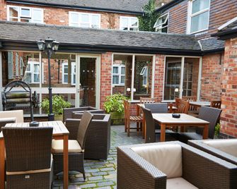 Millers Hotel by Greene King Inns - Нанітон - Патіо