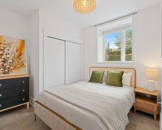 8ft Ceilings Basement Sauna Retreat - Vancouver - Bedroom