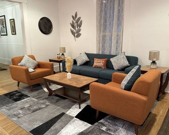 Beautiful Bungalow on Main - Madison - Living room