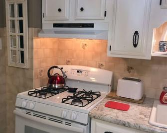 Clean Modern Home,cozy Minutes To Airport And Downtown - Cheektowaga - Kitchen