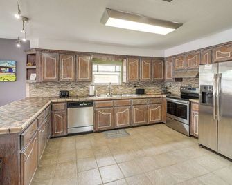 Lakefront Eufaula Cabin w/ Fire Pit & Private Dock - Eufaula - Kitchen