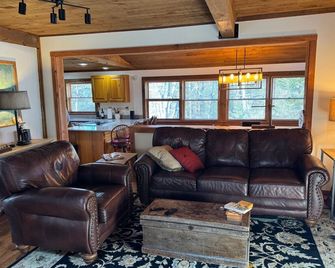 On Ellis River with view of covered bridge. Walk to town! - Jackson - Living room