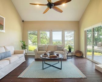 Travis by AvantStay Waterfront Lake Retreat - Lakeway - Wohnzimmer