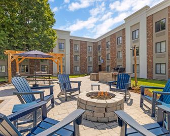 Holiday Inn Express Plattsburgh By IHG - Plattsburgh - Innenhof