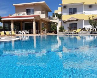Summer Days - Faliraki - Pool