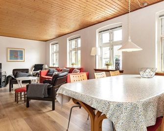 Scenic Retreat With Fireplace & Terrace - Marstal - Eetruimte