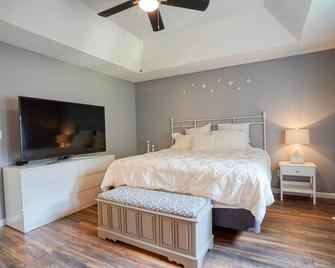 Artistic Getaway Near Nature Trails & Shopping | Pet & Family Friendly - Peachtree City - Slaapkamer