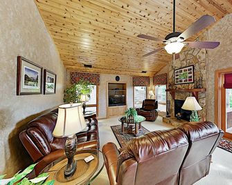 Sunset Retreat - Big Deck, Mountain & Lake Lure Views! - Lake Lure - Sala de estar