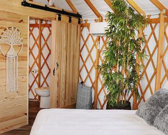 Luxury YURT for Couples with Hot tub on Deck - Glenwood - Habitación
