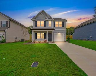 Charming Getaway Perfect for Relaxation home - Gastonia - Building