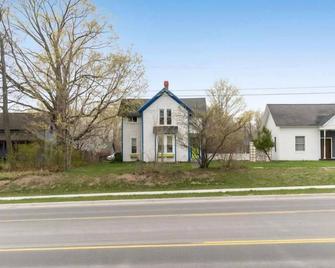 Cute & Artsy Condo 1mi from Crystal lake, & 7mi from Frankfort - Benzonia - Edificio