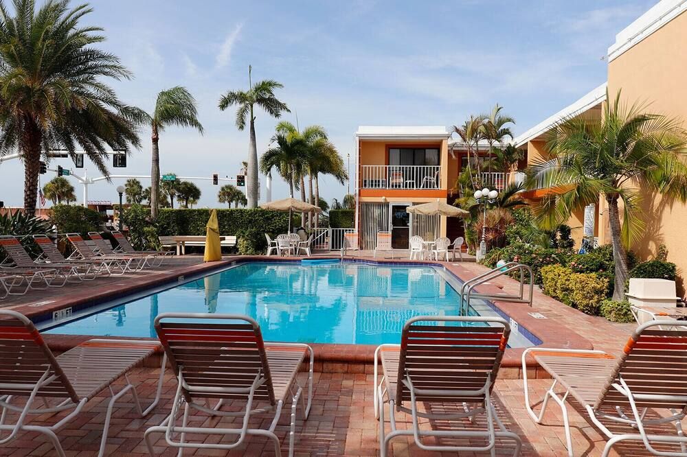 Satellite Motel - تريجر أيلاند - حوض السباحة