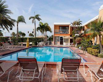 Satellite Motel - تريجر أيلاند - حوض السباحة