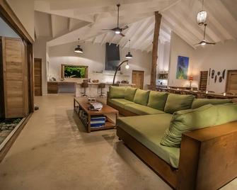 Nakatumble - Luxury Sustainable Villa with Farm - Mele - Living room