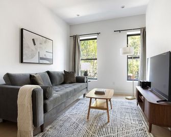 Blueground | Greenpoint, view, nr McGolrick Park - 뉴욕 - 거실