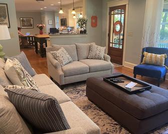 Updated 4 bed/3 bath home within walking distance to CU's campus & Death Valley - Clemson - Living room