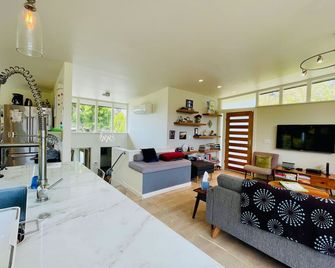 Villa Verde - Luxurious Ocean and Mountain View Villa - Summerland - Living room