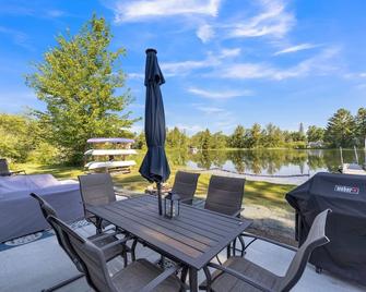 Noble Cottage: Quiet Waterfront Escape with Plenty of Outdoor Fun! - Kalkaska - Патіо