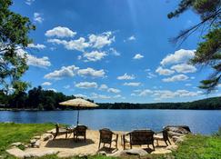Private Water Front Home on Sunset Lake, Private Beach, Boating & Swimming - Hampstead - Patio
