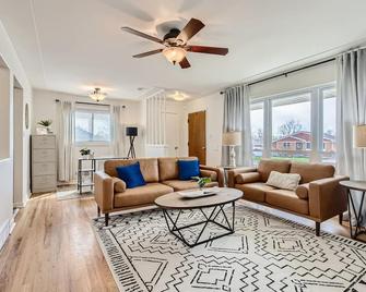 Newly Updated Entire CO Abode- 20 min to Denver - Northglenn - Living room