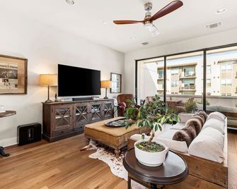 Urban Elegance: Luxury 4-Story Downtown Brownstone with Views & Free Parking - Austin - Sala de estar