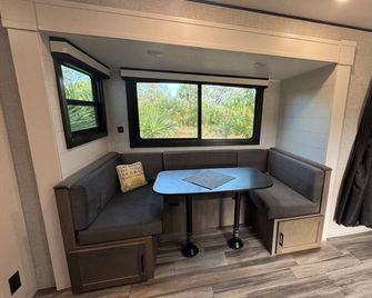 Cozy New Camper on Lake Front with access to fishing - Clewiston - Wohnzimmer