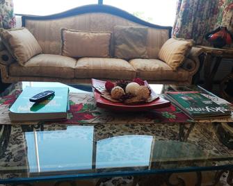 An Enticing Getaway With A Homely Ambience, Resembling The Comfort Of Your Home. - Maseru - Living room