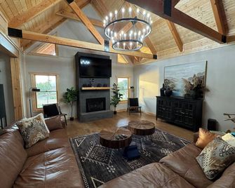 Spacious 5-bedroom home in beautiful White Pine, Family Friendly, Pet Friendly - White Pine - Sala de estar