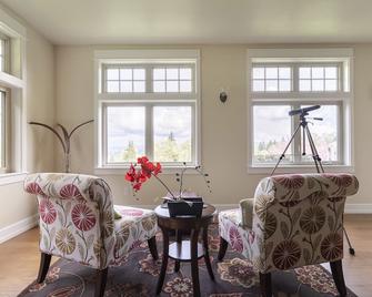 Rooftop Aerie - Amazing views, private, immaculate and comfortable home - Monroe - Вітальня