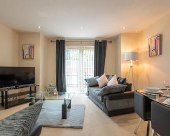 Apartment 10 - Worksop - Living room