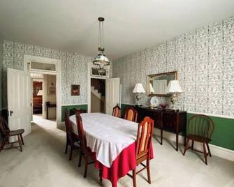 Historic farmhouse near Marshall with epic sunsets - Marshall - Comedor