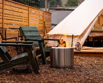 Year-round glamping retreat on a 50-acre Oregon farm. Hot soaking bathtub 10 ft from flowing creek, heated bed, alpacas, fresh eggs, no road noise, ultimate privacy. 90 min from Portland. No Extra Fees! - The Dalles - Patio