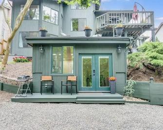 Beautiful place with a great location, free parking, WiFi & large TV. - Federal Way - Building