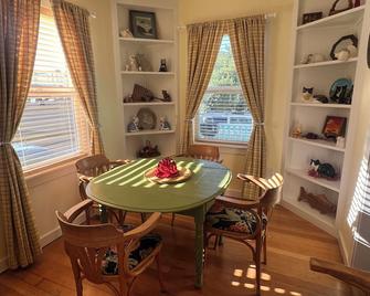 2Bd/1Bath Pet Friendly Close to Beach/Downtown/Convention Ctr. - Seaside - Dining room