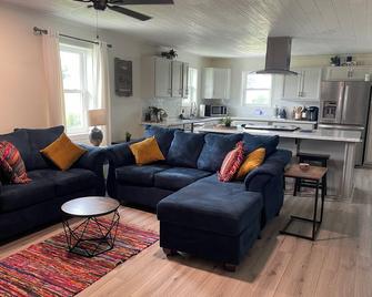 Upstairs 2 bedroom private apartment in New Iberia Great location! - Nueva Iberia