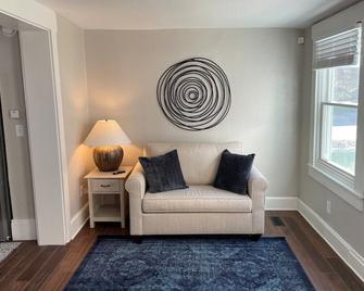 Charming renovated historic home in ideal location - Hamilton - Living room