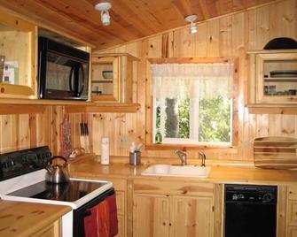 Riverfront Cabin with Panoramic Views, Hot Tub & Seclusion - Mount Hood Village - Cocina
