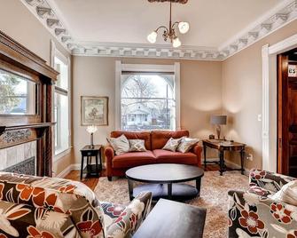 Beautiful Victorian Home Historical Landmark. Downtown Denver, walk 2 everything - Denver - Sala de estar