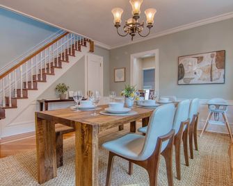 4 bedroom, 2 bath, King Beds, Outdoor Space, Grill, Parking, Near Prospect Park - ברוקלין - חדר אוכל