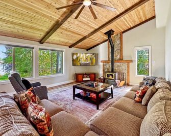 Cozy Cabin on Cascade Lake - Donnelly - Living room