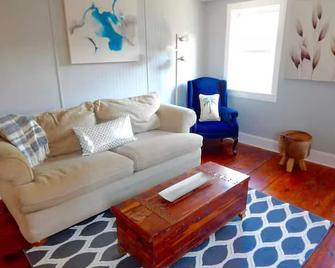The Freckled Farmhouse near Gettysburg Battlefields, Wineries, Skiing, & Hiking Sleeps 14 - Gettysburg