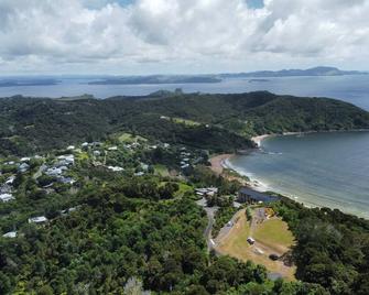 Te Oneroa Hill, 5 acres of native park with wonderful sea view. - Russell - Gebäude